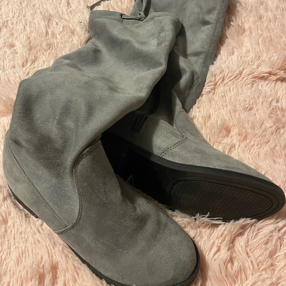 Jessica Simpson Girls Boots size 1
Grey Relaxed Knee-High Boots/Lightweight - Picture 2 of 4
